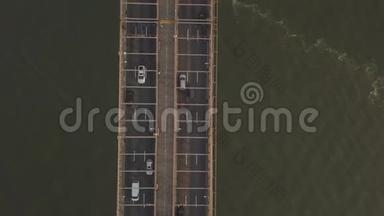 空中：空中鸟瞰布鲁克林大桥，倾斜直至纽约曼哈顿，日落时的天际线